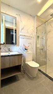 Et badeværelse på Zensiri Luxury 3BDR Pool Villa + 35 billeder