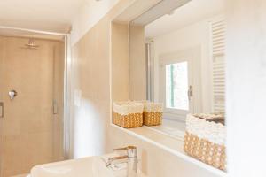 une salle de bain avec un lavabo et un miroir dans l'établissement City Center - Palazzo Pasini, à Pérouse 42 autres photos