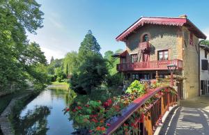 Výhled na řeku, která protéká v blízkosti hotelu