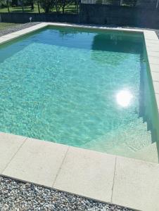 Πισίνα στο ή κοντά στο Villa dans le Gard située entre Nîmes, Alès et Uzès avec piscine et spa jacuzzi