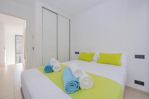 Posteľ alebo postele v izbe v ubytovaní Villa PAM Beach house Playa de Muro - 200m to beach with Hot Tub