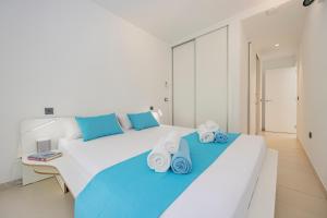 Posteľ alebo postele v izbe v ubytovaní Villa PAM Beach house Playa de Muro - 200m to beach with Hot Tub