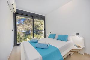 Posteľ alebo postele v izbe v ubytovaní Villa PAM Beach house Playa de Muro - 200m to beach with Hot Tub