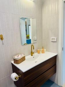 een badkamer met een wastafel en een spiegel bij מול ים המלח in Ovnat +3 foto's