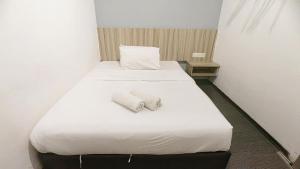 Postel nebo postele na pokoji v ubytování Rg Hotel Ayer Hitam