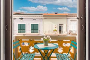 Un balcon sau o terasă la Acquazzurra, typical hoyse city center Viareggio