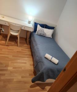 een bed in een kleine kamer met een bureau en een bureau bij Parallel - Family Flat 2 rooms in Barcelona