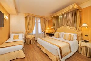 Rúm í herbergi á Hotel A La Commedia
