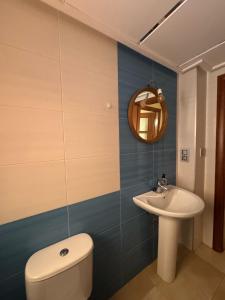 ein Badezimmer mit Toilette und Waschbecken in der Unterkunft Anosa in Castalla + 23 Fotos