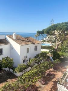 an aerial view of a white house and the ocean at Casa Lola in Sitio de Calahonda