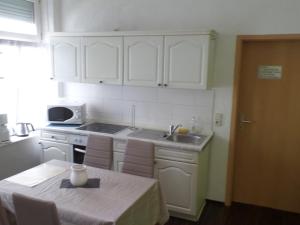 Kuchyň nebo kuchyňský kout v ubytování Hostel im Medizinerviertel