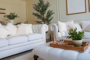 Luxe JLT 1BR Apt Gym Pool & Stunning Views 휴식 공간
