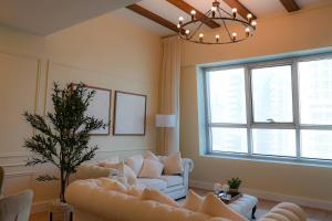 Area tempat duduk di Luxe JLT 1BR Apt Gym Pool & Stunning Views