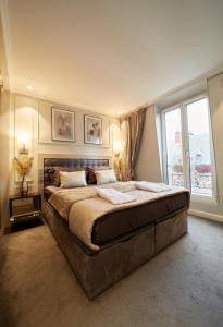 a bedroom with a large bed and a window at Black Pearl Suite Luxe Centre-Ville Amiens à 200m de la Cathédrale in Amiens