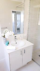 Ένα μπάνιο στο Eglinton Elegance - Hamptons Retreat +22 φωτογραφίες