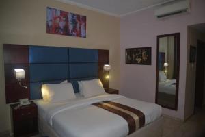 Katil atau katil-katil dalam bilik di De Santos Hotel