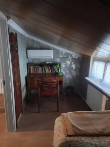 Knihovna v hostelu