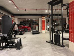 Un garaje con gimnasio con un coche aparcado. en Ando Living Taksim House, en Estambul