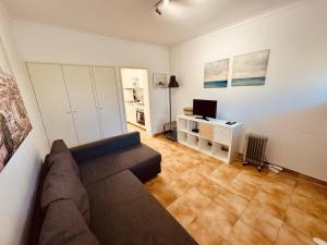 a living room with a couch and a desk at The Crow Seaside I in Parede