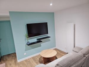 Μια τηλεόραση ή/και κέντρο ψυχαγωγίας στο Appartement Djo&Juh2