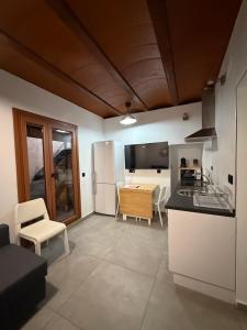 a kitchen and living room with a counter and a table at Caleros 8 - Apartamento 2 in Cáceres