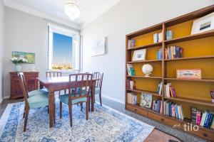 un comedor con una mesa y un estante de libros en Beach, 2BR, Luxury Genoa, Wifi By Tilo, en Génova