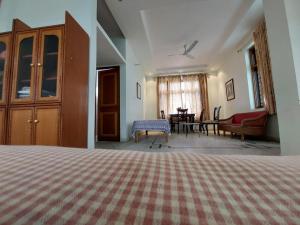 Uma área de estar em Jhalana Retret Rooms ,Farm ,Pool, Mountain view