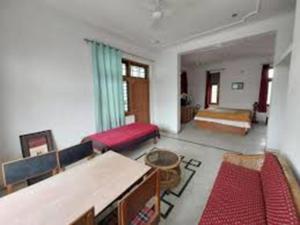 Cama ou camas em um quarto em Jhalana Retret Rooms ,Farm ,Pool, Mountain view