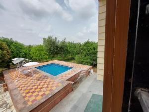 A piscina localizada em Jhalana Retret Rooms ,Farm ,Pool, Mountain view ou nos arredores