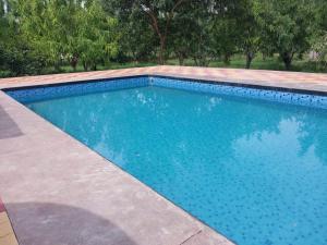 A piscina localizada em Jhalana Retret Rooms ,Farm ,Pool, Mountain view ou nos arredores