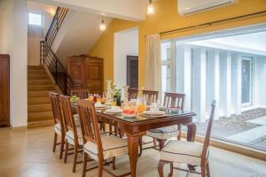 Posedenie v ubytovaní Frangipani 4BR with Pool & Field View