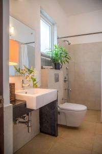 Kúpeľňa v ubytovaní Frangipani 4BR with Pool & Field View