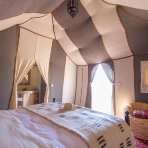 Postel nebo postele na pokoji v ubytování Merzouga Spectacular Luxury Camp