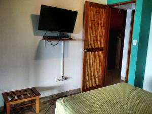 Una televisión o centro de entretenimiento en Guille Bungalows
