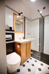 a bathroom with a toilet and a sink and a tub at 3K Kowalska 16 in Lublin