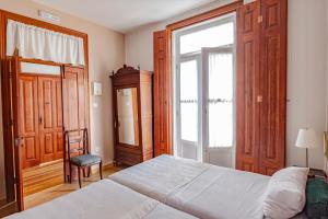 Łóżko lub łóżka w pokoju w obiekcie Pension La Corredera