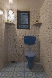 ヴァガトールにあるGOAROUND- 1BHK Garden Villa by Goaround Homesのバスルーム(青いトイレ、窓付) +24枚の写真