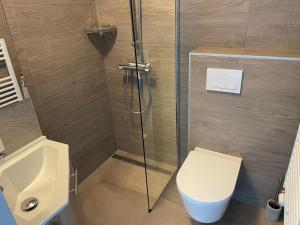 Koupelna v ubytování Schönes Ferienhaus am Wasser in Lemmer + 8 fotografií