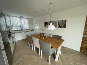 Kuchyň nebo kuchyňský kout v ubytování Schönes Ferienhaus am Wasser in Lemmer