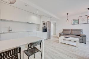 a kitchen and living room with a table and a couch at Ripa by Clabao in Burlada