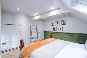 ヨークにあるThe Shakespeare Abode In Central Yorkのベッドルーム1室(白と緑のベッド1台付)