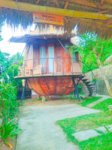 Una casa con un barco a un lado. en Kuta HomePod, en Kuta Lombok