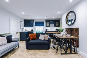 ヨークにあるThe Shakespeare Abode In Central Yorkのソファとテーブルのあるリビングルーム