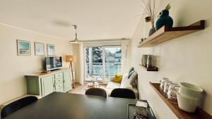 Televisyen dan/atau pusat hiburan di Appartement centre ville Stella-Plage terrasse sud-ouest