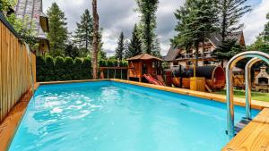 Bazén v ubytovaní Aparthotel Delta Zakopane alebo v jeho blízkosti
