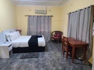 Ένα ή περισσότερα κρεβάτια σε δωμάτιο στο Adrenaline Lodge and Tours