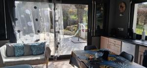 d'un salon avec une porte coulissante en verre s'ouvrant sur une terrasse. dans l'établissement Studio au bord de l'étang, à Laives 9 autres photos