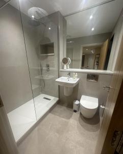 Et badeværelse på Detached Luxury Coach House - Sky Sports Cinema - EVCharger + 19 billeder