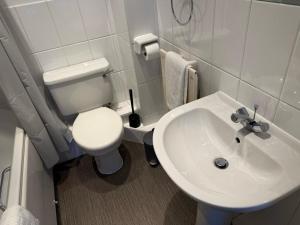 a bathroom with a white toilet and a sink at Westgate Apartment Canterbury 2bed 2bath Parking in Hackington +28 photos