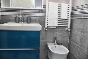 ローマにあるB&B J&Bのバスルーム(洗面台、トイレ付)